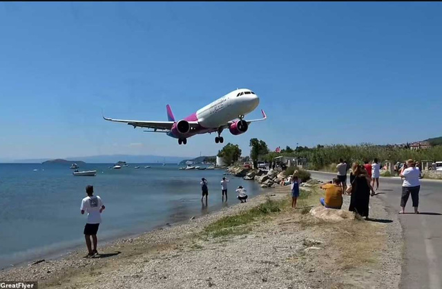 Şok edici video: Turistlerin kafalarının üzerinden uçak geçti